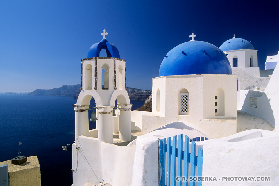 Eglises bleues et blanches sur l'île Santorin