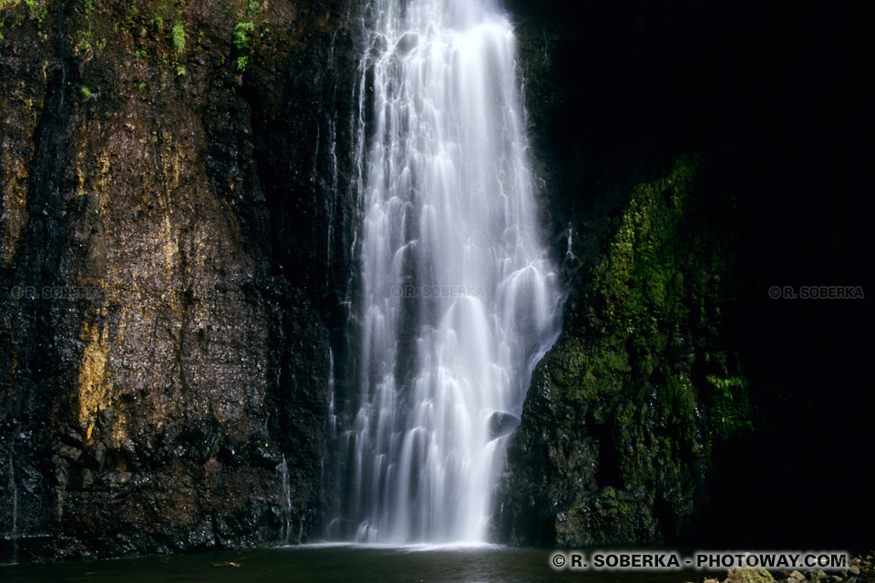 Waterfall wallpaper cascades in Tahiti