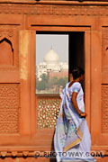 Photo d'une jeune femme indienne et du Taj Mahal