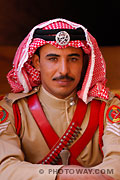 Portrait d'un soldat jordanien en costume de la patrouille du désert