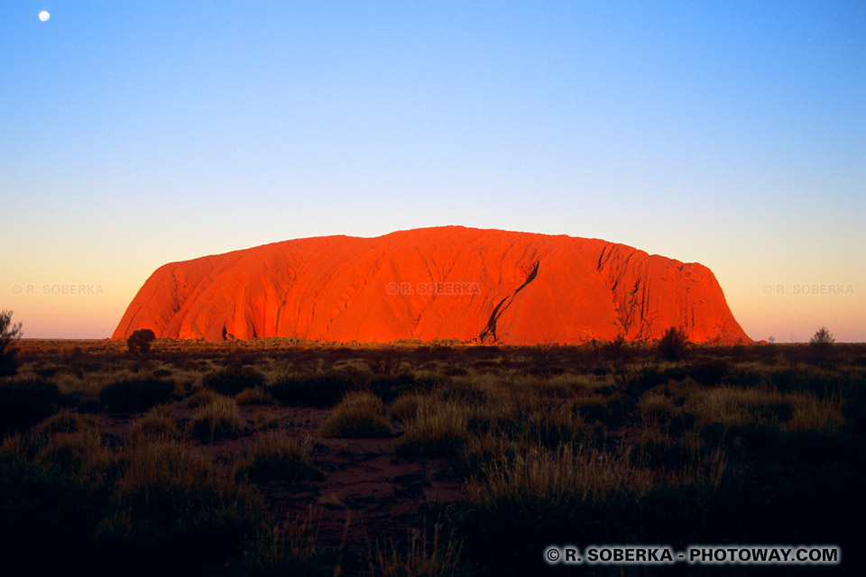 soleil couchant à ayers rock Australie