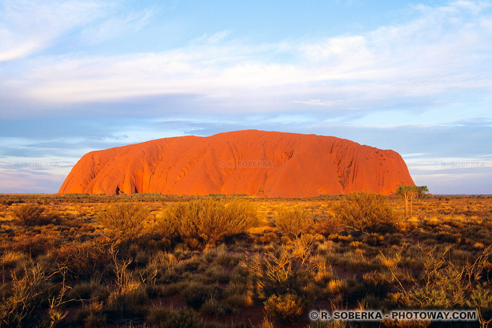 couleurs d'Ayers Rock au soleil couchant