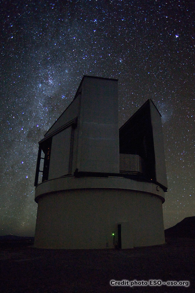 étoiles et télescope VLT à Paranal au Chili