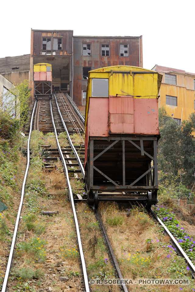 funiculaire à Valparaiso Photo de rails tordus et cabines vétustes