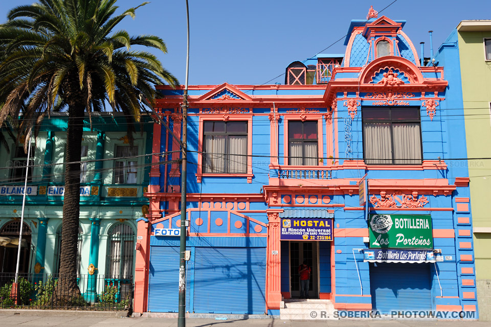 battisses coloniales , maison colorée à Valparaíso au Chili