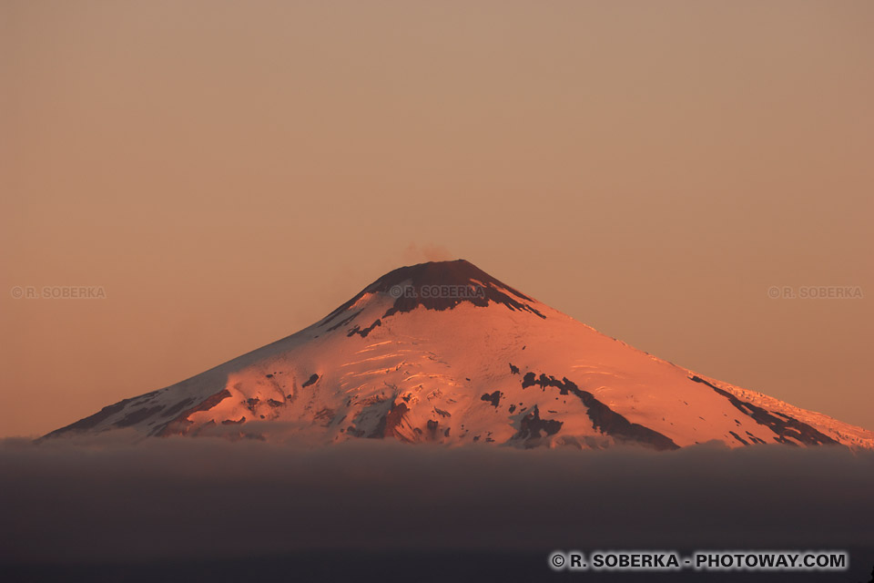 Photo de coucher de soleil sur le volcan Villarica au Chili