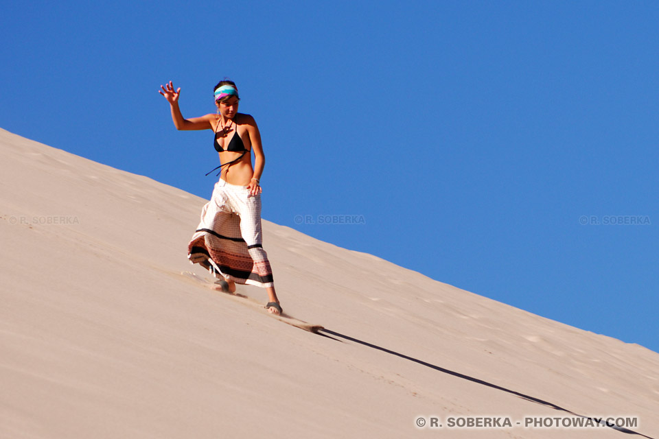 Surf dans le désert - surfeuse dans les dunes du Chili