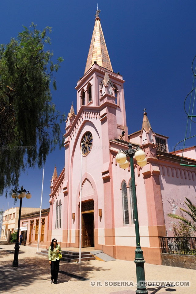 Photo de l'église colorée - ville de Calama Chili