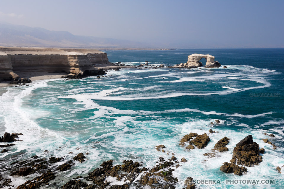 falaises et océan Pacifque à Antofagasta au nord du Chili