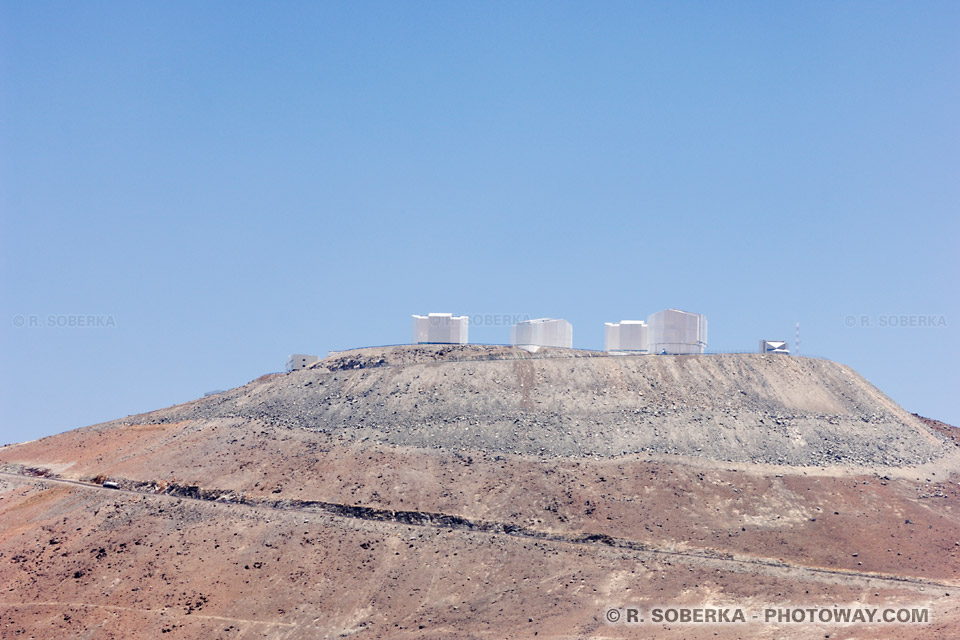 VLT photo du Very Large Telescope au Chili dans le desrt d'Atacama