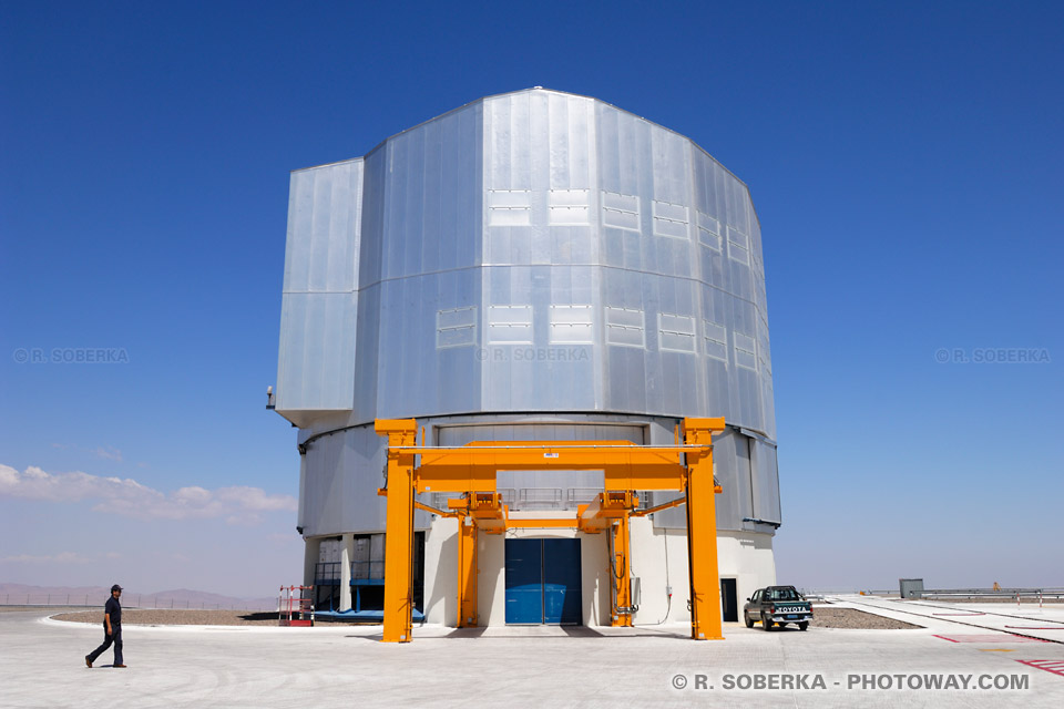 télescope géant au Chili image télescope VLT à Paranal