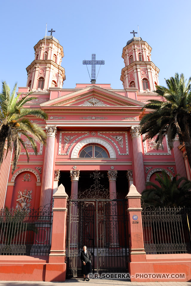 Photo d'une église dans le quartier Brasil de Santiago du Chili