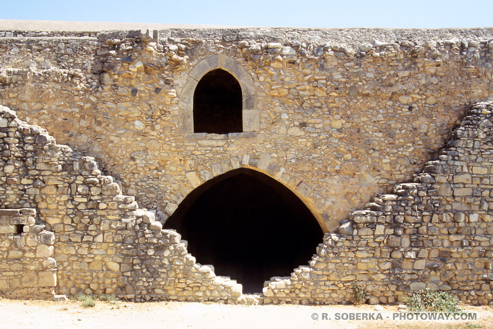 Images et Photos de murailles de châteaux photo muraille du moyen âge Chypre