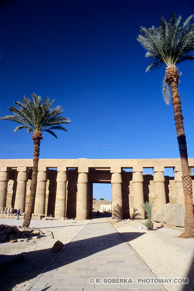 Photos temple d'Amon à Karnak photo de la grande cour en Egypte