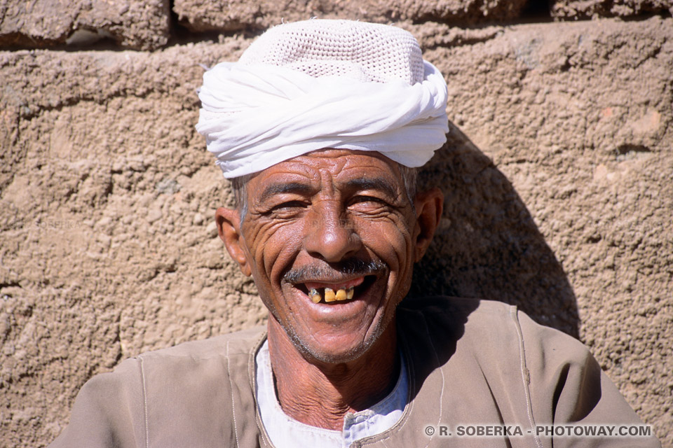 photos du sourire édenté photo d'un ouvrier égyptien 