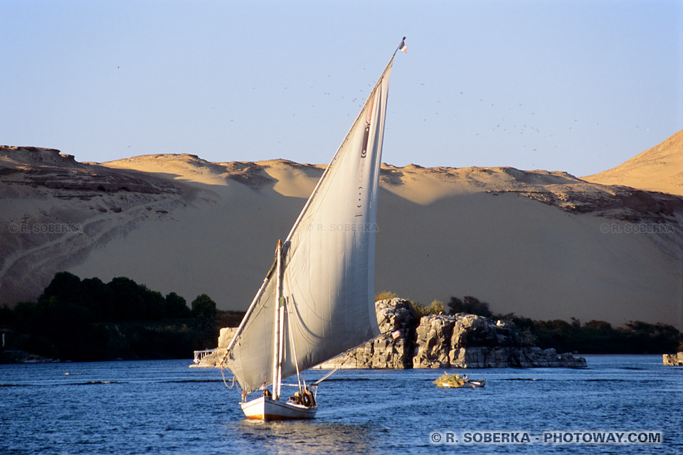 Photos d'une felouque photo bateau égyptien sur le Nil à Assouan