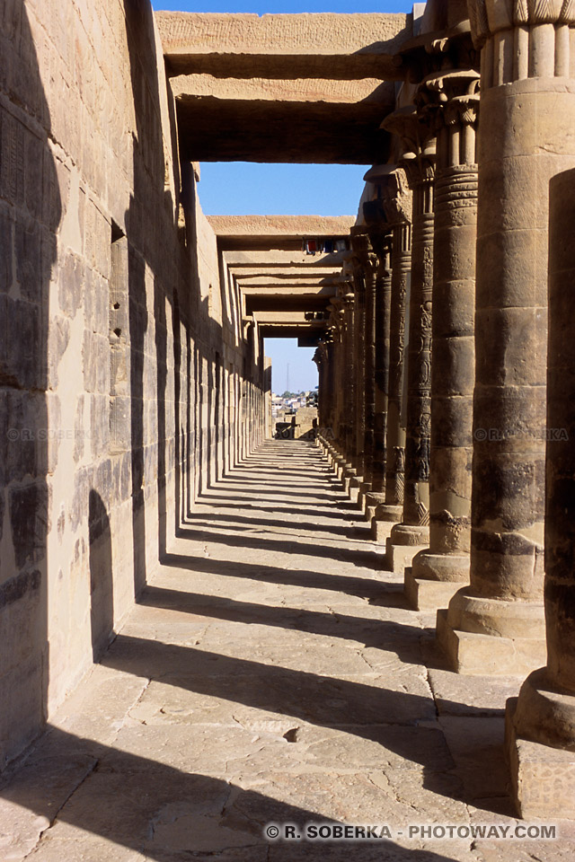 Photos des colonnes photo collones au temple de Philae en Egypte