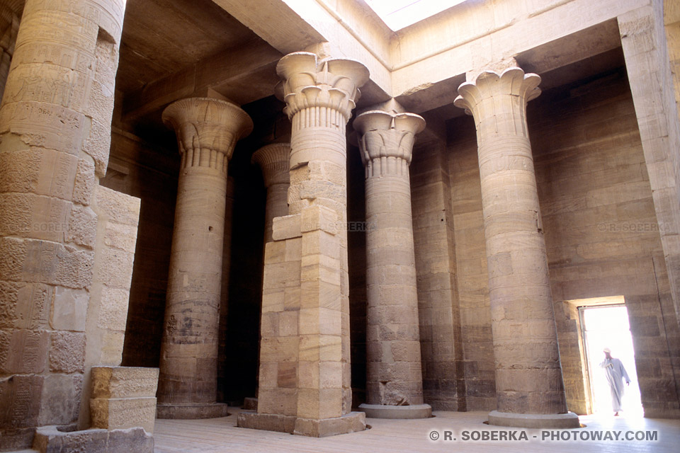 Photos de pronaos au temple de Philae guide tourisme en Egypte