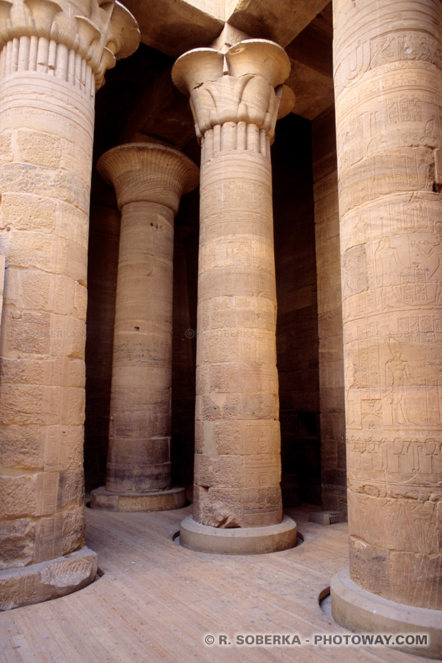 Photo de colonnes photos du Naos temple de Philae reportage en Egypte