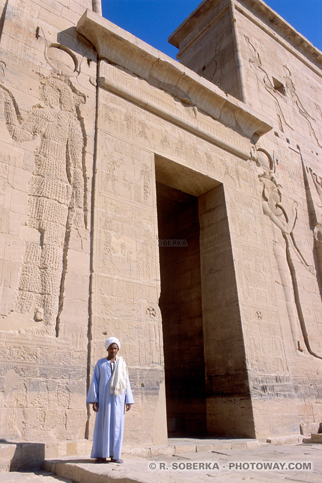 Visite du temple de Philae en Egypte visite en Photos gardien du temple