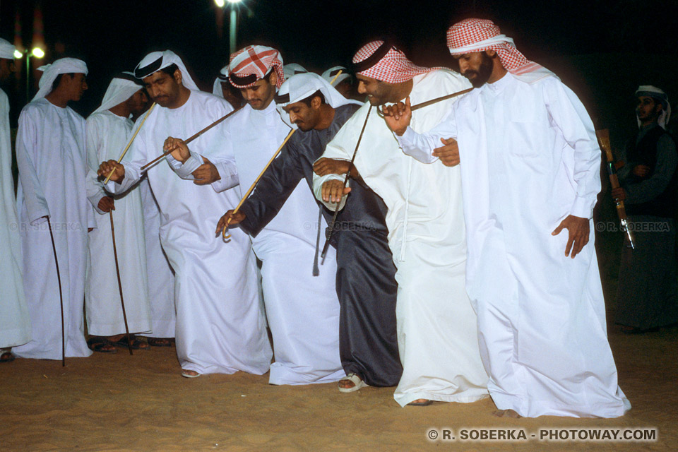 Image Photos d'arabes photo danse folklorique avec canne Emiratis Dubaï