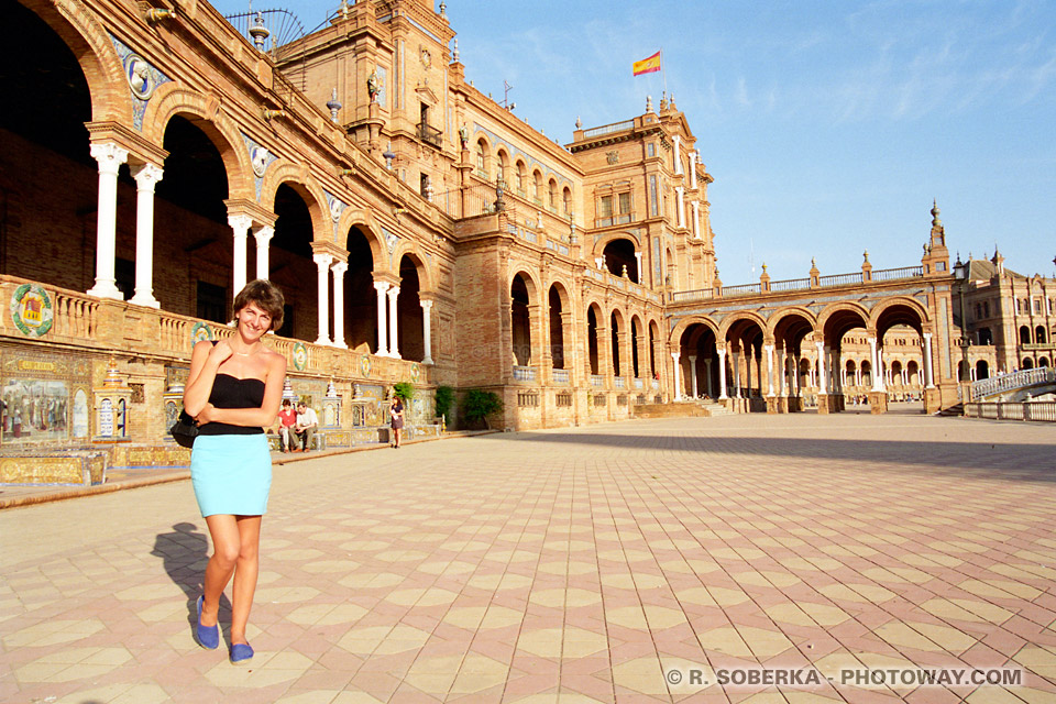 Photos d'une touriste sur la Place d'Espagne à Séville.