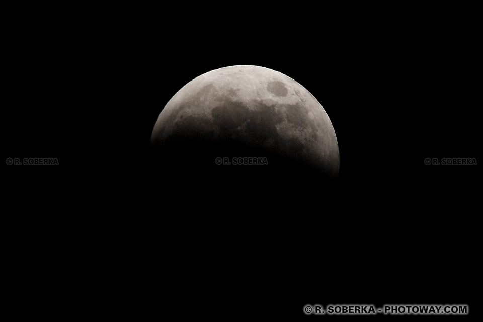 Photo de l'ombre de la Terre faite sur la Lune Photos partie cachée dans l'ombre