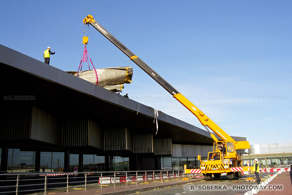 Photo d'une grue soulevant un toit de 5 tonnes