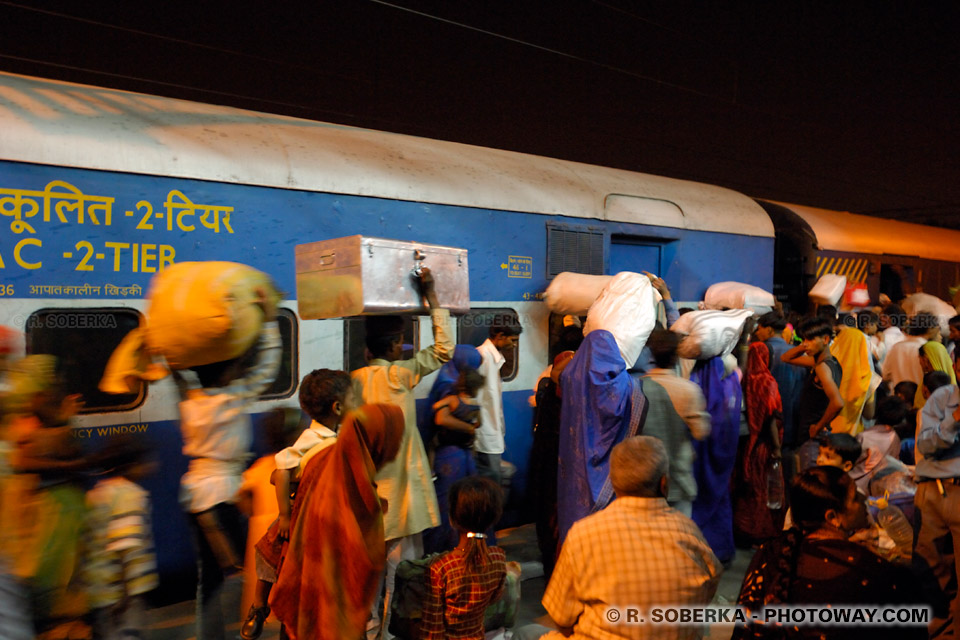 Photo de trains en Inde d'une foule et train de nuit à New Delhi