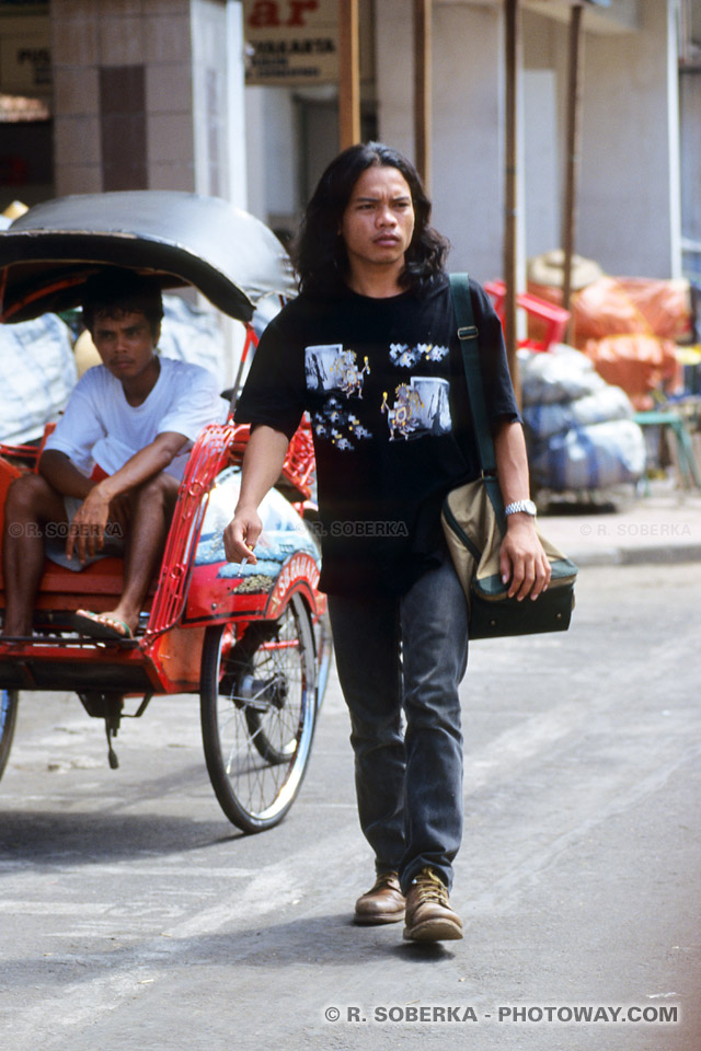 Photos d'étudiants indonésiens: photo d'un étudiant peintres de batik