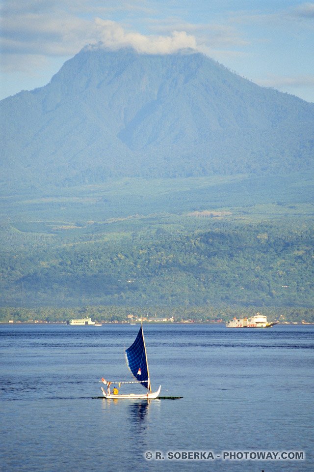 photo d'une yole dans le détroit de Bali en Indonésie