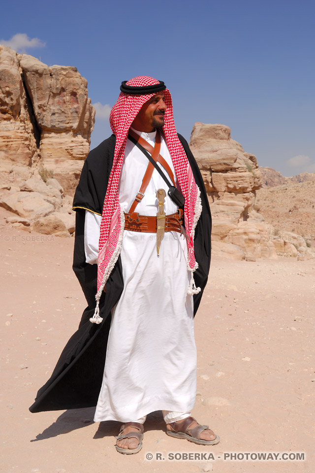 Photos du roi du désert en habits traditionnels Jorda 