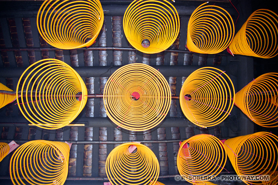 Photo de serpentins dans les temples chinois à Macao