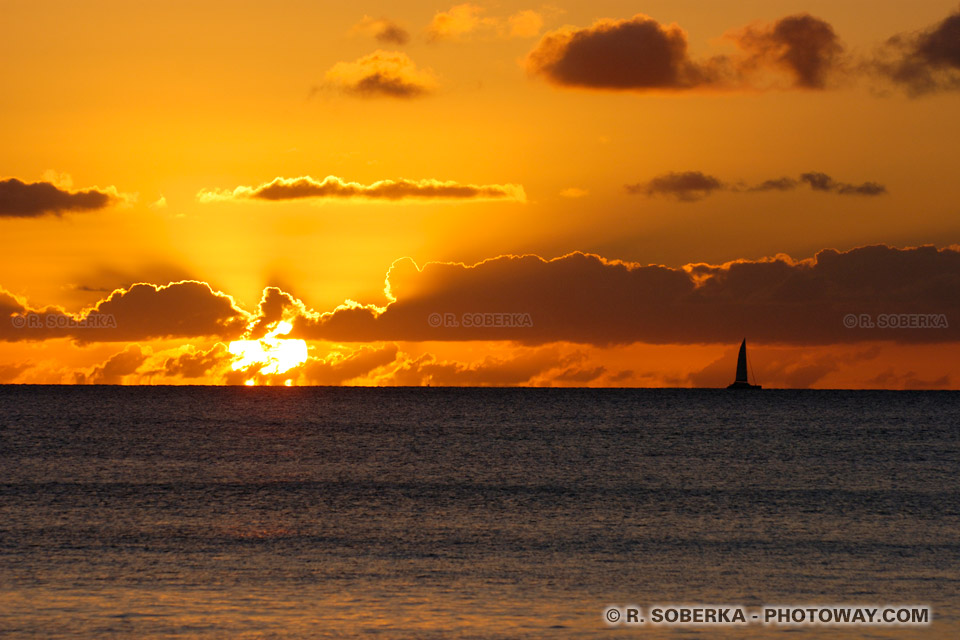 voilier sur l'horizon au coucher de soleil photo en Martinique