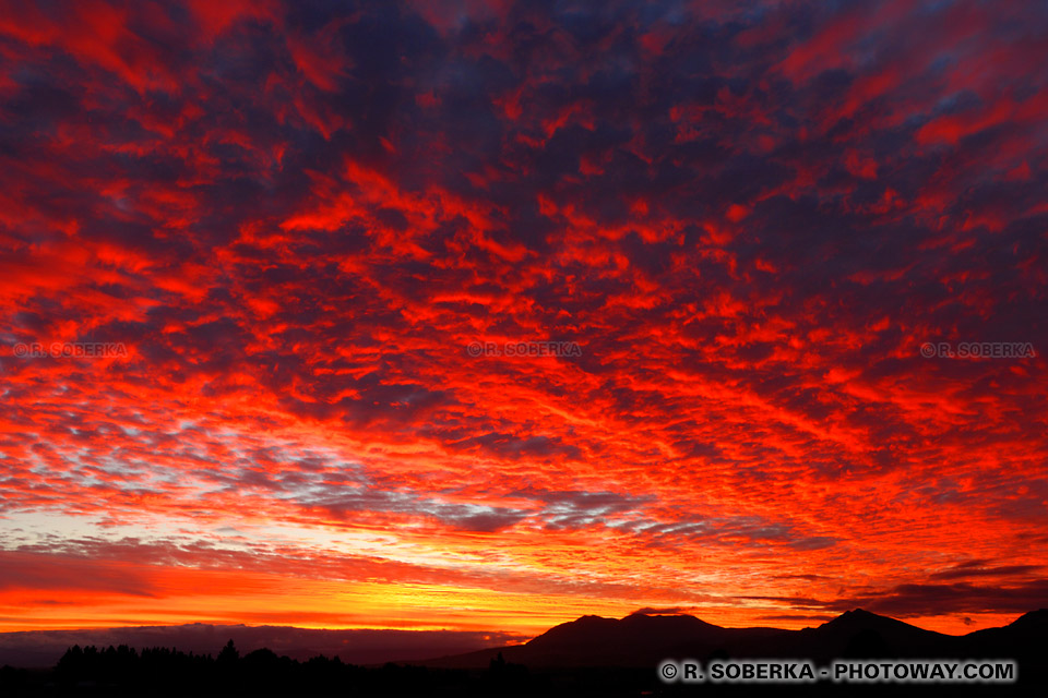 Photo d'un coucher de soleil au ciel rouge de feu