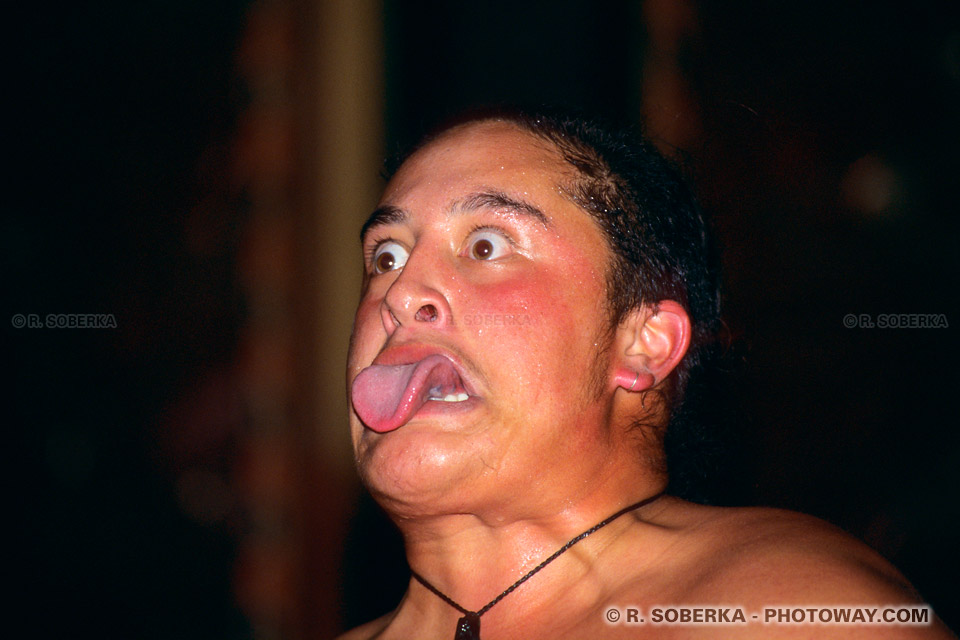 Photos de Maoris tirant la langue : Photo d'un maori tirant sa langue