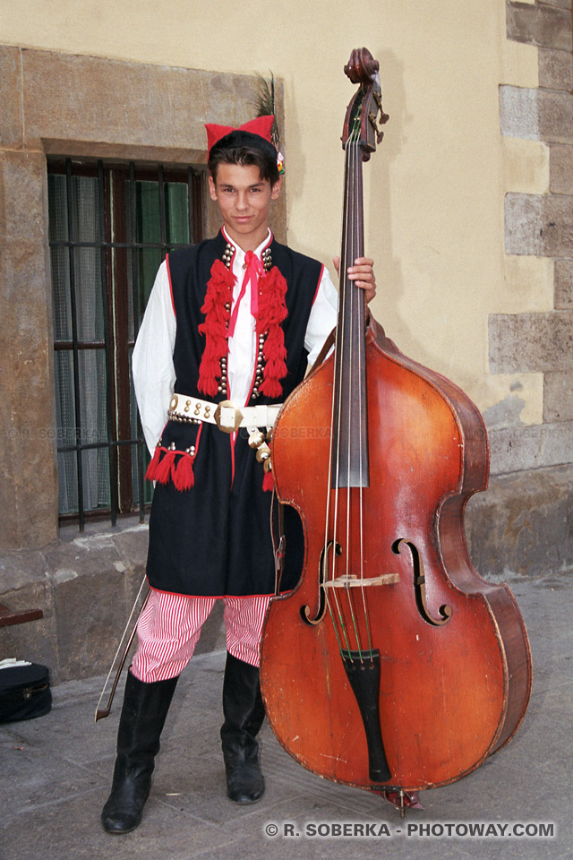 Photos d'une contrebasse et d'un musicien Polonais