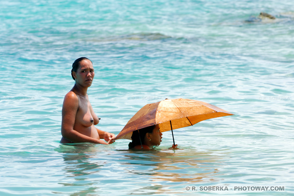Photos de baigneuses : photo de deux femmes polynésiennes à Tahiti