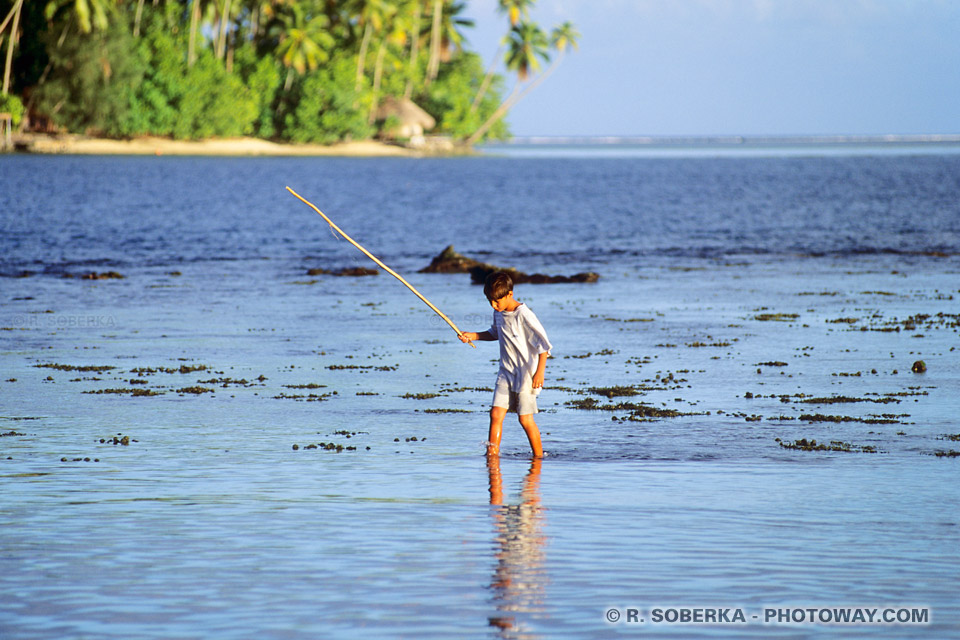 Photos d'un pêcheur Tahitien photo du lagon de Papeari à Tahiti