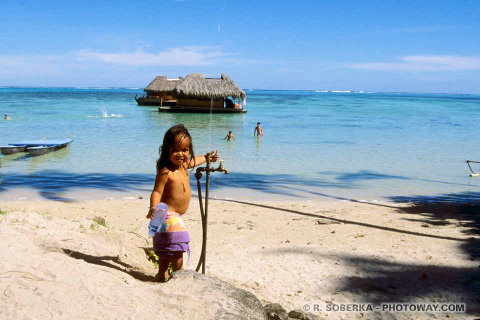 Photos d'une petite vahiné photo dans un lagon de Moorea à Tahiti