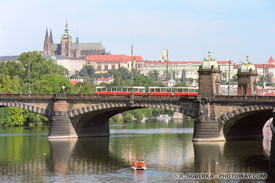 Image Photo d'un tramway tchèque photos sur le pont Vltava à Prague