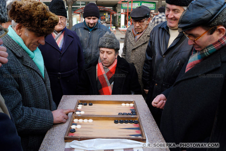 Image Photo ambiance conviviale photos de roumains joueurs de backgammon