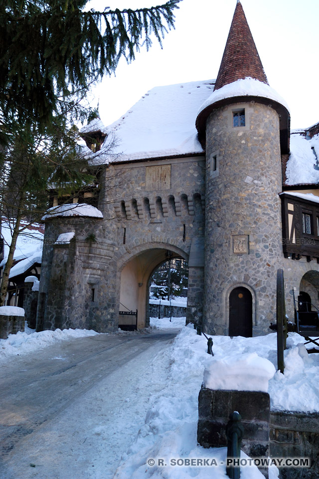 Image Photo écuries royales photos Peles Castle sous la neige à Sinaïa Roumanie