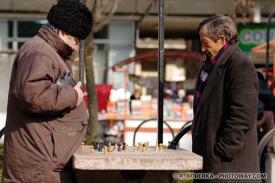 Image Photo de Roumains photos de joueurs d'échecs jeu en Roumanie