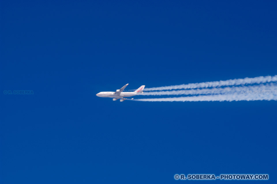Image Photo d'avion photos d'avions de voyage dans le ciel bleu en Roumanie