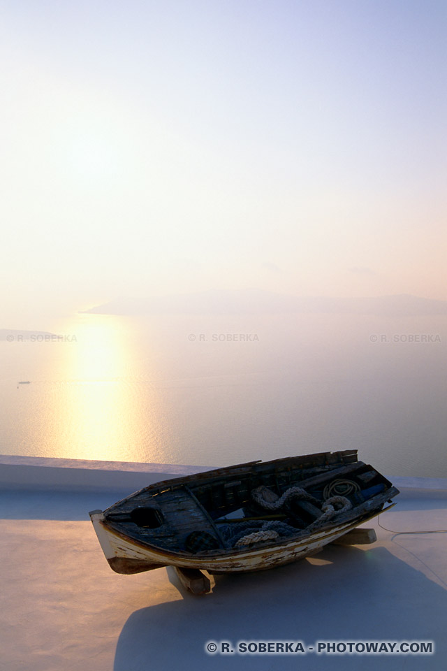 photo du soleil couchant sur la mer