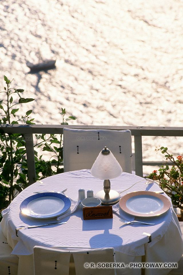 Table de restaurant : Cuisine grecque à Santorin