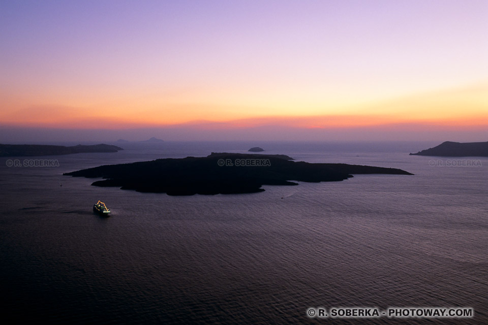 Photos du coucher de soleil sur le volcan de l'île de Santorin images