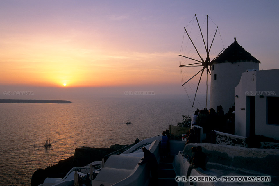 Coucher de soleil sur la mer au moulin de Santorin