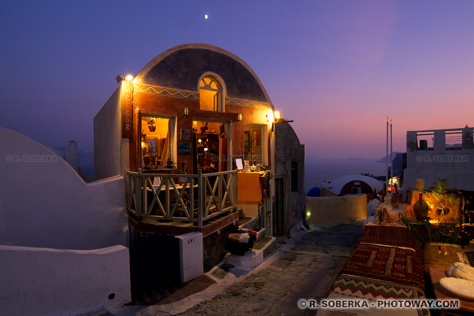 Photo de nuit quartier touristique sur Santorin 